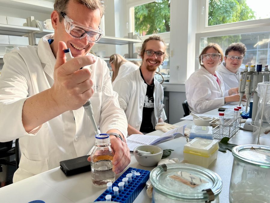 Schülerinnen und Schüler des Bio-Leistungskurses bei Laborarbeiten an der Universität